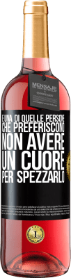 29,95 € Spedizione Gratuita | Vino rosato Edizione ROSÉ È una di quelle persone che preferiscono non avere un cuore per spezzarlo Etichetta Nera. Etichetta personalizzabile Vino giovane Raccogliere 2024 Tempranillo