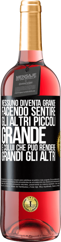 29,95 € Spedizione Gratuita | Vino rosato Edizione ROSÉ Nessuno diventa grande facendo sentire gli altri piccoli. Grande è colui che può rendere grandi gli altri Etichetta Nera. Etichetta personalizzabile Vino giovane Raccogliere 2024 Tempranillo