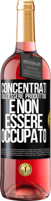 29,95 € Spedizione Gratuita | Vino rosato Edizione ROSÉ Concentrati sull'essere produttivo e non essere occupato Etichetta Nera. Etichetta personalizzabile Vino giovane Raccogliere 2023 Tempranillo