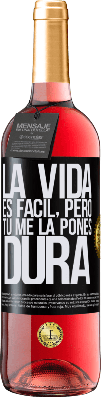 29,95 € Envío gratis | Vino Rosado Edición ROSÉ La vida es fácil, pero tú me la pones dura Etiqueta Negra. Etiqueta personalizable Vino joven Cosecha 2024 Tempranillo