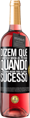 29,95 € Envio grátis | Vinho rosé Edição ROSÉ Dizem que o sucesso muda as pessoas, quando é necessário mudar para alcançar o sucesso Etiqueta Preta. Etiqueta personalizável Vinho jovem Colheita 2024 Tempranillo