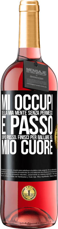 29,95 € Spedizione Gratuita | Vino rosato Edizione ROSÉ Mi occupi della mia mente senza permesso e passo dopo passo, finisci per ballare nel mio cuore Etichetta Nera. Etichetta personalizzabile Vino giovane Raccogliere 2024 Tempranillo