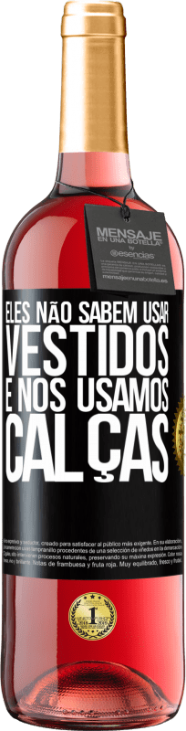 29,95 € Envio grátis | Vinho rosé Edição ROSÉ Eles não sabem usar vestidos e nós usamos calças Etiqueta Preta. Etiqueta personalizável Vinho jovem Colheita 2024 Tempranillo