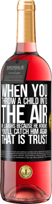 29,95 € 送料無料 | ロゼワイン ROSÉエディション あなたが子供を空中に投げると、彼はあなたが再び彼を捕まえることを知っているので、彼は笑います。それは信頼です ブラックラベル. カスタマイズ可能なラベル 若いワイン 収穫 2025 Tempranillo