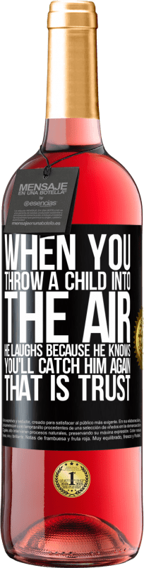 29,95 € 免费送货 | 桃红葡萄酒 ROSÉ版 当您将孩子扔到空中时，他会笑，因为他知道您会再次抓住他。信任 黑标. 可自定义的标签 青年酒 收成 2023 Tempranillo