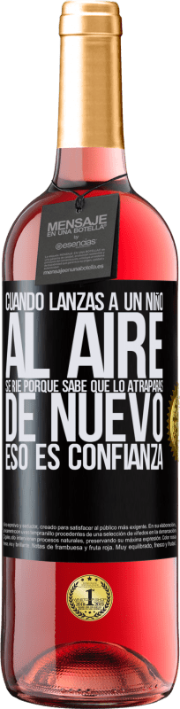 29,95 € Envío gratis | Vino Rosado Edición ROSÉ Cuando lanzas a un niño al aire, se ríe porque sabe que lo atraparás de nuevo. ESO ES CONFIANZA Etiqueta Negra. Etiqueta personalizable Vino joven Cosecha 2024 Tempranillo