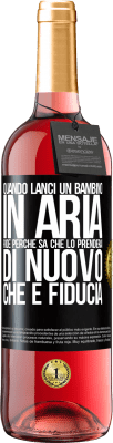 29,95 € Spedizione Gratuita | Vino rosato Edizione ROSÉ Quando lanci un bambino in aria, ride perché sa che lo prenderai di nuovo. CHE È FIDUCIA Etichetta Nera. Etichetta personalizzabile Vino giovane Raccogliere 2024 Tempranillo