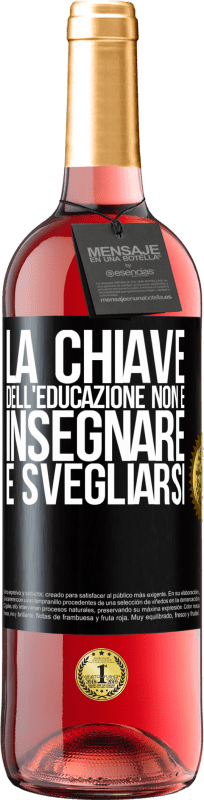 29,95 € Spedizione Gratuita | Vino rosato Edizione ROSÉ La chiave dell'educazione non è insegnare, è svegliarsi Etichetta Nera. Etichetta personalizzabile Vino giovane Raccogliere 2024 Tempranillo