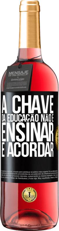 29,95 € Envio grátis | Vinho rosé Edição ROSÉ A chave da educação não é ensinar, é acordar Etiqueta Preta. Etiqueta personalizável Vinho jovem Colheita 2024 Tempranillo