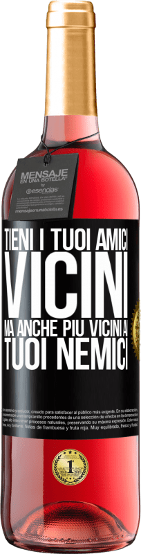 29,95 € Spedizione Gratuita | Vino rosato Edizione ROSÉ Tieni i tuoi amici vicini, ma anche più vicini ai tuoi nemici Etichetta Nera. Etichetta personalizzabile Vino giovane Raccogliere 2024 Tempranillo