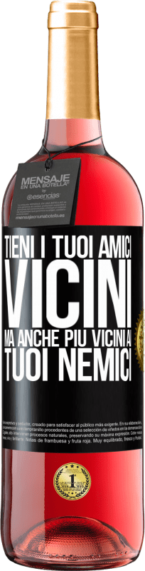 29,95 € Spedizione Gratuita | Vino rosato Edizione ROSÉ Tieni i tuoi amici vicini, ma anche più vicini ai tuoi nemici Etichetta Nera. Etichetta personalizzabile Vino giovane Raccogliere 2025 Tempranillo
