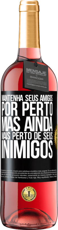 29,95 € Envio grátis | Vinho rosé Edição ROSÉ Mantenha seus amigos por perto, mas ainda mais perto de seus inimigos Etiqueta Preta. Etiqueta personalizável Vinho jovem Colheita 2025 Tempranillo
