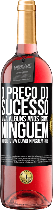 29,95 € Envio grátis | Vinho rosé Edição ROSÉ O preço do sucesso. Viva alguns anos como ninguém, depois viva como ninguém pode Etiqueta Preta. Etiqueta personalizável Vinho jovem Colheita 2025 Tempranillo