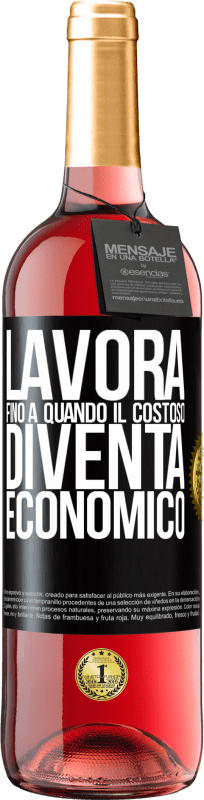 29,95 € Spedizione Gratuita | Vino rosato Edizione ROSÉ Lavora fino a quando il costoso diventa economico Etichetta Nera. Etichetta personalizzabile Vino giovane Raccogliere 2024 Tempranillo