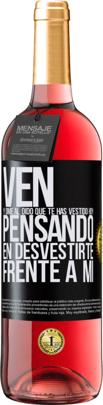 29,95 € Envío gratis | Vino Rosado Edición ROSÉ Ven y dime al oído que te has vestido hoy pensando en desvestirte frente a mi Etiqueta Negra. Etiqueta personalizable Vino joven Cosecha 2024 Tempranillo