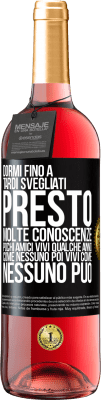 29,95 € Spedizione Gratuita | Vino rosato Edizione ROSÉ Dormi fino a tardi, svegliati presto. Molte conoscenze, pochi amici. Vivi qualche anno come nessuno, poi vivi come nessuno Etichetta Nera. Etichetta personalizzabile Vino giovane Raccogliere 2023 Tempranillo