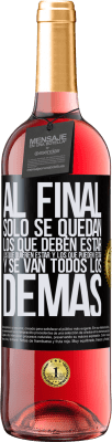 29,95 € Envío gratis | Vino Rosado Edición ROSÉ Al final, sólo se quedan los que deben estar, los que quieren estar y los que pueden estar. Y se van todos los demás Etiqueta Negra. Etiqueta personalizable Vino joven Cosecha 2023 Tempranillo