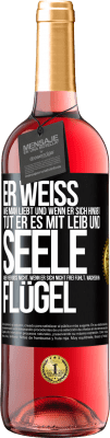 29,95 € Kostenloser Versand | Roséwein ROSÉ Ausgabe Er weiß, wie man liebt und wenn er sich hingibt, tut er es mit Leib und Seele. Aber vergiss nicht, wenn er sich nicht frei fühlt Schwarzes Etikett. Anpassbares Etikett Junger Wein Ernte 2023 Tempranillo