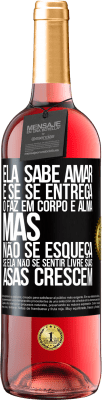 29,95 € Envio grátis | Vinho rosé Edição ROSÉ Ele sabe amar e, se se entrega, o faz em corpo e alma. Mas, não se esqueça, se você não se sentir livre, suas asas crescem Etiqueta Preta. Etiqueta personalizável Vinho jovem Colheita 2024 Tempranillo