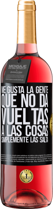 29,95 € Envío gratis | Vino Rosado Edición ROSÉ Me gusta la gente que no da vueltas a las cosas, simplemente las salta Etiqueta Negra. Etiqueta personalizable Vino joven Cosecha 2024 Tempranillo