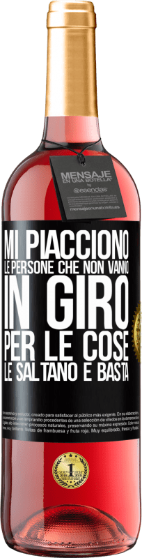 29,95 € Spedizione Gratuita | Vino rosato Edizione ROSÉ Mi piacciono le persone che non vanno in giro per le cose, le saltano e basta Etichetta Nera. Etichetta personalizzabile Vino giovane Raccogliere 2024 Tempranillo