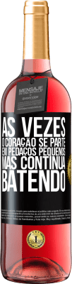 29,95 € Envio grátis | Vinho rosé Edição ROSÉ Às vezes, o coração se parte em pedaços pequenos, mas continua batendo Etiqueta Preta. Etiqueta personalizável Vinho jovem Colheita 2024 Tempranillo