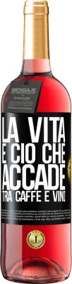 29,95 € Spedizione Gratuita | Vino rosato Edizione ROSÉ La vita è ciò che accade tra caffè e vino Etichetta Nera. Etichetta personalizzabile Vino giovane Raccogliere 2025 Tempranillo