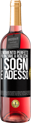 29,95 € Spedizione Gratuita | Vino rosato Edizione ROSÉ Il momento perfetto per iniziare a realizzare i sogni è adesso Etichetta Nera. Etichetta personalizzabile Vino giovane Raccogliere 2024 Tempranillo