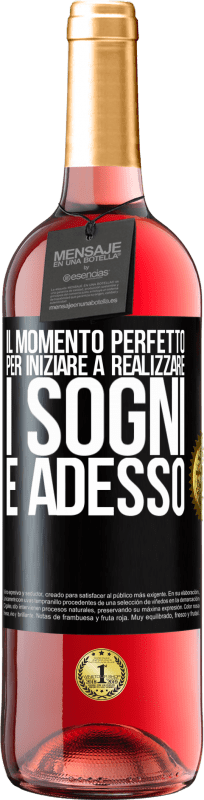 29,95 € Spedizione Gratuita | Vino rosato Edizione ROSÉ Il momento perfetto per iniziare a realizzare i sogni è adesso Etichetta Nera. Etichetta personalizzabile Vino giovane Raccogliere 2024 Tempranillo