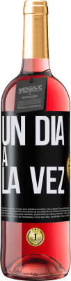 29,95 € Envío gratis | Vino Rosado Edición ROSÉ Un día a la vez Etiqueta Negra. Etiqueta personalizable Vino joven Cosecha 2023 Tempranillo