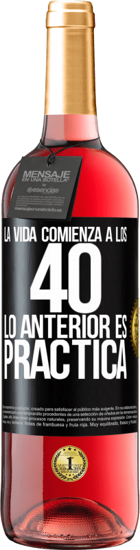 29,95 € Envío gratis | Vino Rosado Edición ROSÉ La vida comienza a los 40. Lo anterior es solamente práctica Etiqueta Negra. Etiqueta personalizable Vino joven Cosecha 2024 Tempranillo