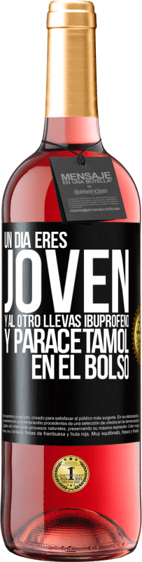 29,95 € Envío gratis | Vino Rosado Edición ROSÉ Un día eres joven y al otro llevas ibuprofeno y paracetamol en el bolso Etiqueta Negra. Etiqueta personalizable Vino joven Cosecha 2024 Tempranillo