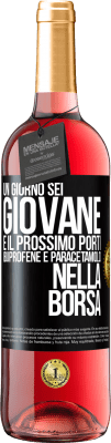 29,95 € Spedizione Gratuita | Vino rosato Edizione ROSÉ Un giorno sei giovane e il prossimo porti ibuprofene e paracetamolo nella borsa Etichetta Nera. Etichetta personalizzabile Vino giovane Raccogliere 2023 Tempranillo