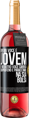 29,95 € Envio grátis | Vinho rosé Edição ROSÉ Um dia você é jovem e no outro você carrega ibuprofeno e paracetamol na sua bolsa Etiqueta Preta. Etiqueta personalizável Vinho jovem Colheita 2024 Tempranillo