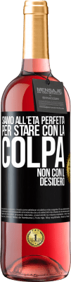 29,95 € Spedizione Gratuita | Vino rosato Edizione ROSÉ Siamo all'età perfetta, per stare con la colpa, non con il desiderio Etichetta Nera. Etichetta personalizzabile Vino giovane Raccogliere 2023 Tempranillo