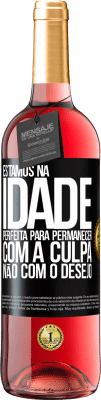 29,95 € Envio grátis | Vinho rosé Edição ROSÉ Estamos na idade perfeita, para permanecer com a culpa, não com o desejo Etiqueta Preta. Etiqueta personalizável Vinho jovem Colheita 2023 Tempranillo