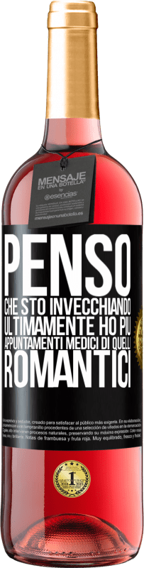 29,95 € Spedizione Gratuita | Vino rosato Edizione ROSÉ Penso che sto invecchiando. Ultimamente ho più appuntamenti medici di quelli romantici Etichetta Nera. Etichetta personalizzabile Vino giovane Raccogliere 2024 Tempranillo