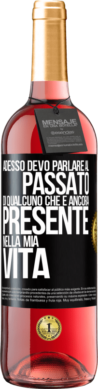 29,95 € Spedizione Gratuita | Vino rosato Edizione ROSÉ Adesso devo parlare al passato di qualcuno che è ancora presente nella mia vita Etichetta Nera. Etichetta personalizzabile Vino giovane Raccogliere 2023 Tempranillo