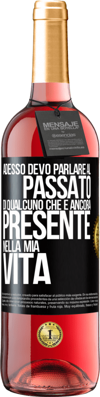 29,95 € Spedizione Gratuita | Vino rosato Edizione ROSÉ Adesso devo parlare al passato di qualcuno che è ancora presente nella mia vita Etichetta Nera. Etichetta personalizzabile Vino giovane Raccogliere 2024 Tempranillo