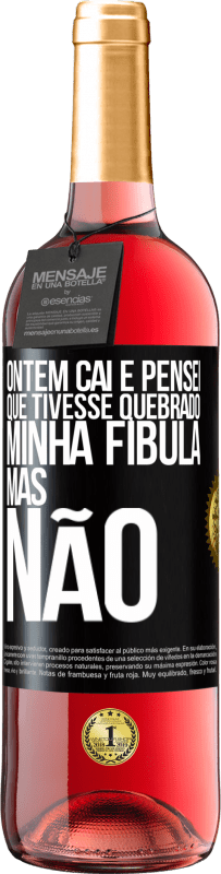 29,95 € Envio grátis | Vinho rosé Edição ROSÉ Ontem caí e pensei que tivesse quebrado minha fíbula. Mas não Etiqueta Preta. Etiqueta personalizável Vinho jovem Colheita 2023 Tempranillo