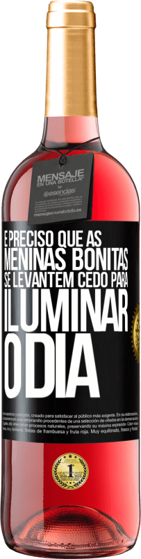 29,95 € Envio grátis | Vinho rosé Edição ROSÉ É preciso que as meninas bonitas se levantem cedo para iluminar o dia Etiqueta Preta. Etiqueta personalizável Vinho jovem Colheita 2024 Tempranillo