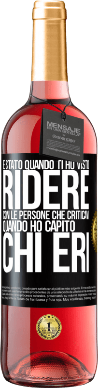 29,95 € Spedizione Gratuita | Vino rosato Edizione ROSÉ È stato quando ti ho visto ridere con le persone che criticavi, quando ho capito chi eri Etichetta Nera. Etichetta personalizzabile Vino giovane Raccogliere 2023 Tempranillo