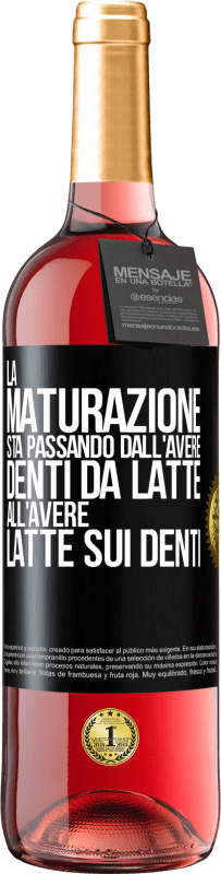 29,95 € Spedizione Gratuita | Vino rosato Edizione ROSÉ La maturazione sta passando dall'avere denti da latte all'avere latte sui denti Etichetta Nera. Etichetta personalizzabile Vino giovane Raccogliere 2023 Tempranillo