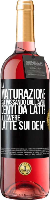 29,95 € Spedizione Gratuita | Vino rosato Edizione ROSÉ La maturazione sta passando dall'avere denti da latte all'avere latte sui denti Etichetta Nera. Etichetta personalizzabile Vino giovane Raccogliere 2024 Tempranillo