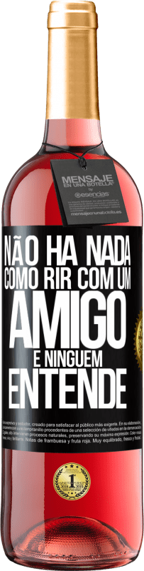 29,95 € Envio grátis | Vinho rosé Edição ROSÉ Não há nada como rir com um amigo e ninguém entende Etiqueta Preta. Etiqueta personalizável Vinho jovem Colheita 2024 Tempranillo