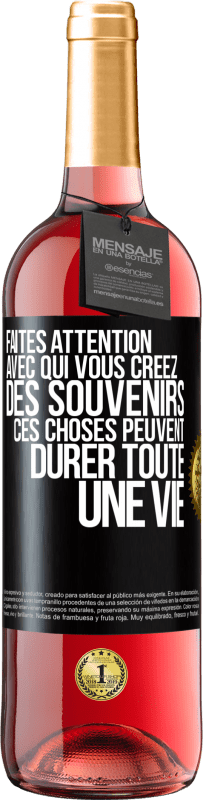 29,95 € Envoi gratuit | Vin rosé Édition ROSÉ Faites attention avec qui vous créez des souvenirs. Ces choses peuvent durer toute une vie Étiquette Noire. Étiquette personnalisable Vin jeune Récolte 2024 Tempranillo