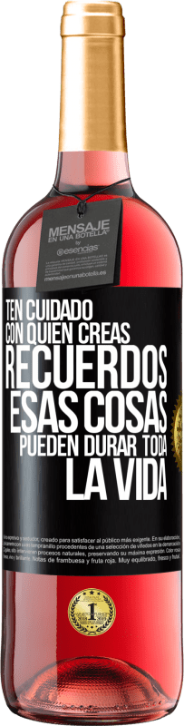 29,95 € Envío gratis | Vino Rosado Edición ROSÉ Ten cuidado con quién creas recuerdos. Esas cosas pueden durar toda la vida Etiqueta Negra. Etiqueta personalizable Vino joven Cosecha 2023 Tempranillo