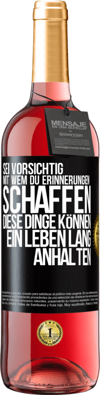 29,95 € Kostenloser Versand | Roséwein ROSÉ Ausgabe Sei vorsichtig, mit wem du Erinnerungen schaffen. Diese Dinge können ein Leben lang anhalten Schwarzes Etikett. Anpassbares Etikett Junger Wein Ernte 2023 Tempranillo