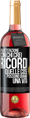 29,95 € Spedizione Gratuita | Vino rosato Edizione ROSÉ Fai attenzione con chi crei ricordi. Quelle cose possono durare una vita Etichetta Nera. Etichetta personalizzabile Vino giovane Raccogliere 2024 Tempranillo