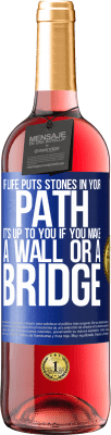 29,95 € 免费送货 | 桃红葡萄酒 ROSÉ版 如果生活在道路上成败，那要由您决定是建造墙壁还是桥梁 蓝色标签. 可自定义的标签 青年酒 收成 2024 Tempranillo